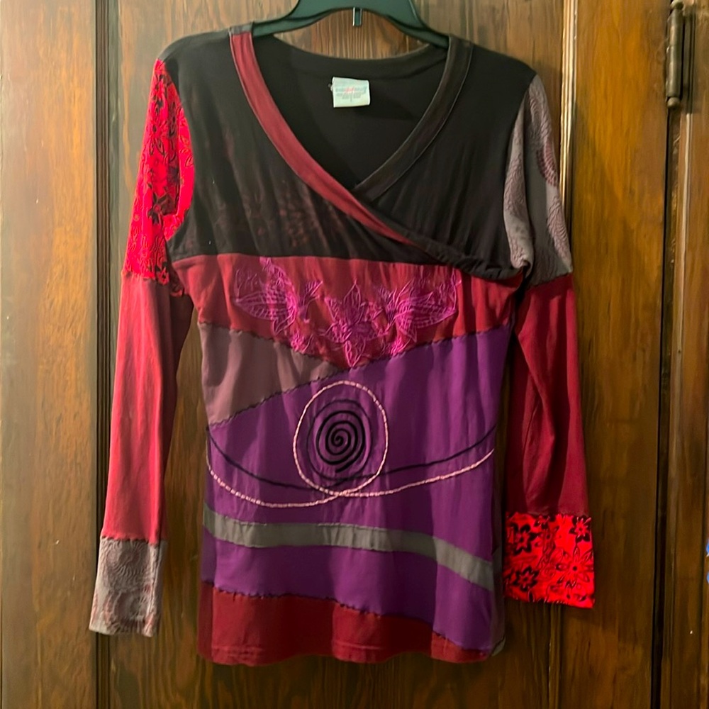 Long sleeved retro shirt.